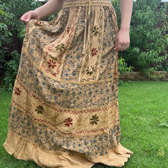 Vintage Vibe Hand Embroidery and Patchwork Floral Pattern Flowy Maxi Skirt - Picture 3 of 10